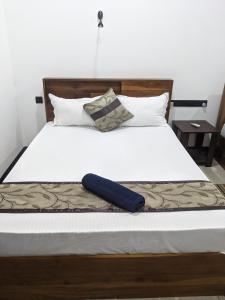 - un lit avec un oreiller bleu dans l'établissement Mount Top Chalet, à Tangalle