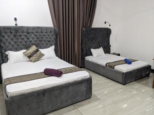 um quarto com 2 camas e uma saia-cama em Mount Top Chalet em Tangalle