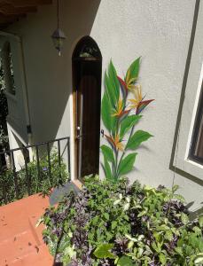ein Haus mit einem Blumengemälde auf der Seite in der Unterkunft Mango Tree Villas in Coronado