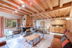 sala de estar con mesa y chimenea en Résidence Perseverance - Chalets pour 12 Personnes 054 en Chamonix-Mont-Blanc