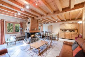 a living room with a table and a fireplace at Résidence Perseverance - Chalets pour 12 Personnes 054 in Chamonix