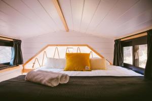 łóżko w środku pokoju z oknami w obiekcie Caseta Wald w mieście Las Serras