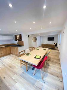 a dining room and kitchen with a table and chairs at Maison Alsacienne & Moderne en Hypercentre in Colmar