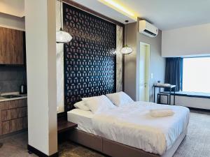 Il comprend une chambre avec un grand lit et une cuisine. dans l'établissement Imperio Residence Melaka by Dream View, à Malacca