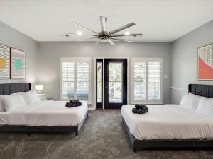 1 dormitorio con 2 camas y ventilador de techo en Clearview Castle - Pool* Jacuzzi Lake View, en Lewisville