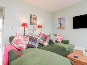 ウィットビーにあるThe Old Guard Houseのリビングルーム(緑のソファ、枕付)