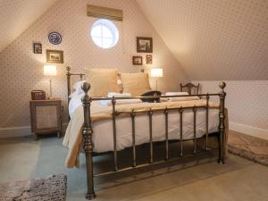 ウィットビーにあるThe Old Guard Houseのベッドルーム1室(窓のある屋根裏部屋のベッド1台付)