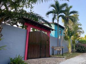 uma casa com uma porta de madeira e uma placa em Casa Mia at Villa Camino Alto Turbaco near Cartagena em Turbaco