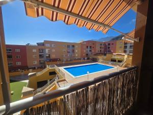 een zwembad op het balkon van een appartement bij Apartamento céntrico en Candelaria con piscina II in Candelaria