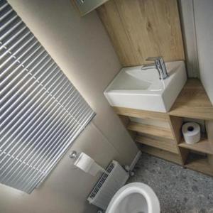 uma pequena casa de banho com lavatório e WC em Robyn’s Nest em Lybster