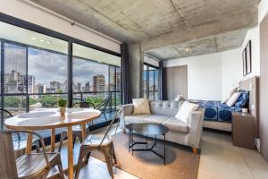 un salon avec un canapé et une table dans l'établissement Loft Elegante a 5 Minutos de Puerto Madero 8A, à Buenos Aires