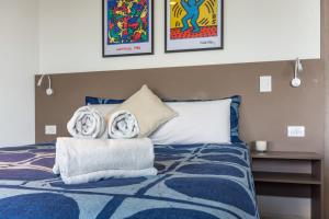 1 dormitorio con 1 cama azul y blanca y 2 almohadas en Loft Elegante a 5 Minutos de Puerto Madero 8A en Buenos Aires