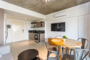 a kitchen and dining room with a table and chairs at Loft Elegante a 5 Minutos de Puerto Madero 8A in Buenos Aires