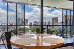 due tavoli in una stanza con vista sulla città di Loft Elegante a 5 Minutos de Puerto Madero 8A a Buenos Aires
