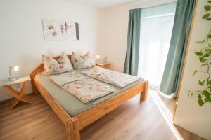 ein Schlafzimmer mit einem Bett in einem Zimmer mit einem Fenster in der Unterkunft Ferienwohnug Weissl in Matrei am Brenner