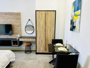 - un salon avec une table et un miroir dans l'établissement Imperio Residence Melaka by Dream View, à Malacca 63 autres photos