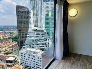 Cette chambre dispose d'une fenêtre offrant une vue sur la ville. dans l'établissement Imperio Residence Melaka by Dream View, à Malacca