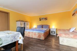 1 Schlafzimmer mit 2 Betten und gelben Wänden in der Unterkunft Ferienwohnungen H. Fritz in Ahlbeck in Ahlbeck