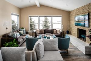 a living room with a couch and a fireplace at Gallatin Gateway Getaway in Bozeman