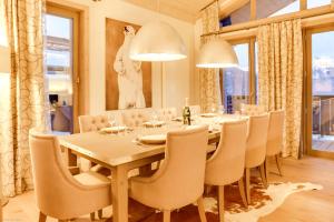 谷雪維爾的住宿－Résidence Carre Blanc - 5 Pièces pour 8 Personnes 264，一间带长桌和椅子的用餐室