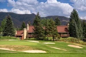 uitzicht op een golfbaan met een resort bij Elkhorn Sun Valley & Dollar Mountain Adventures in Sun Valley