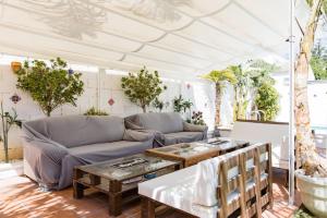 Posedenie v ubytovaní Apartamento privado con piscina y jardin compartidos.