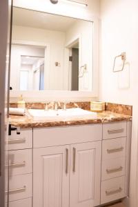 een badkamer met een wastafel en een spiegel bij Elkhorn Sun Valley & Dollar Mountain Adventures in Sun Valley
