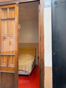 a small bedroom with a small bed in a closet at Casa única y antigua reciclada a nueva. in Buenos Aires