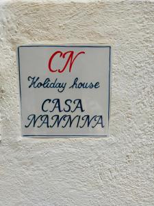 un panneau pour une maison de vacances casa marina sur un mur dans l'établissement Casa Nannina, à Minori