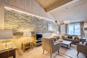 a living room with a brick wall at Résidence Carre Blanc - 4 Pièces pour 6 Personnes 404 in Courchevel