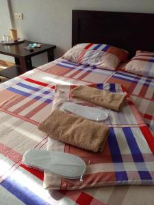 łóżko z dwoma łóżkami z ręcznikami i stołem w obiekcie New Saburtalo Star w mieście Tbilisi City