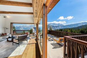 a balcony with a view of the mountains at Résidence Horizon Blanc - 4 Pièces pour 6 Personnes 314 in Courchevel