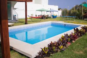 una piscina en un patio con algunas plantas en Casa Elizabeth - Recreate, en Mala