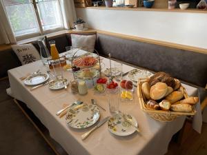 una mesa con pan y una cesta de comida. en Ferienwohnung Sonnschein, en Bad Mitterndorf