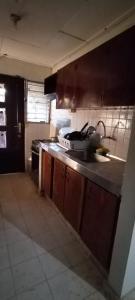 a kitchen with a sink and a counter top at Tu casa lejos de tu casa in David