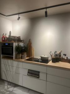 cocina con fogones y encimera en Sentral leilighet i Trondheim, en Trondheim