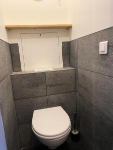 ヴァル・トランスにあるRésidence Vanoise - Val Thorens: appartement entièrement rénové aux pieds des pistes MAE-8924の部屋にある白いトイレ付きのバスルーム