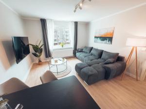 sala de estar con sofá y mesa en RR - NEW - Gorgeous 50qm Apartment - Washer - WIFI, en Rusches Hof