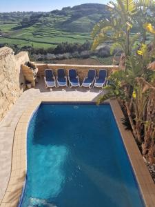 Pogled na bazen v nastanitvi Sardinella - 3 bedrooms Farmhouse including a pool in Xaghra - Gozo oz. v okolici