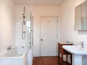 Bilik mandi di Haslington House +18 gambar