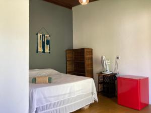1 dormitorio con 1 cama y vestidor con espejo en Caju com Mel, en Moreré