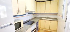 Kuchyň nebo kuchyňský kout v ubytování Apartamento Playa Sol by DENIA COSTA