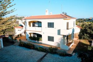 een luchtzicht op een wit gebouw bij Villa Miracampo - Elegant Secret in Albufeira