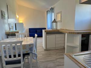 A kitchen or kitchenette at Porto Coda Cavallo Salina Bamba