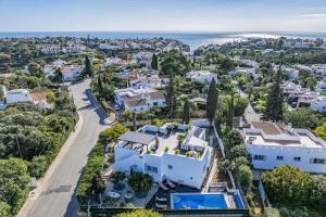 una vista aérea de un barrio con casas y el océano en Villa Sylisia by Villa Plus, en Carvoeiro