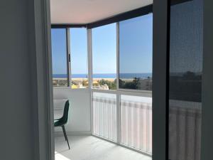 Habitación con ventana con silla y mesa en Jandia Beach Apartment 2 en Morro del Jable