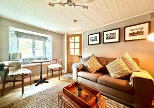 ein Wohnzimmer mit einem Sofa und einem Tisch in der Unterkunft The Bolt in Lynmouth