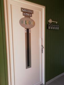 drzwi w zielonym pokoju z napisem w obiekcie Frosch Haus Ferienwohnungen w mieście Cattenstedt