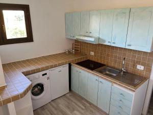 A kitchen or kitchenette at Porto Coda Cavallo Salina Bamba