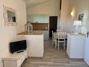 A kitchen or kitchenette at Porto Coda Cavallo Salina Bamba